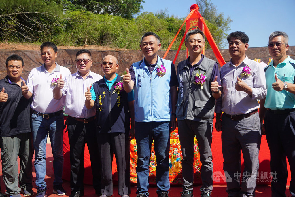 金門縣產遊博覽園區工程動土典禮13日舉行,縣長楊鎮浯(右4)率一級主管到園區建址祈福,共同見證在地產業整合。中央社記者黃慧敏攝 109年8月13日