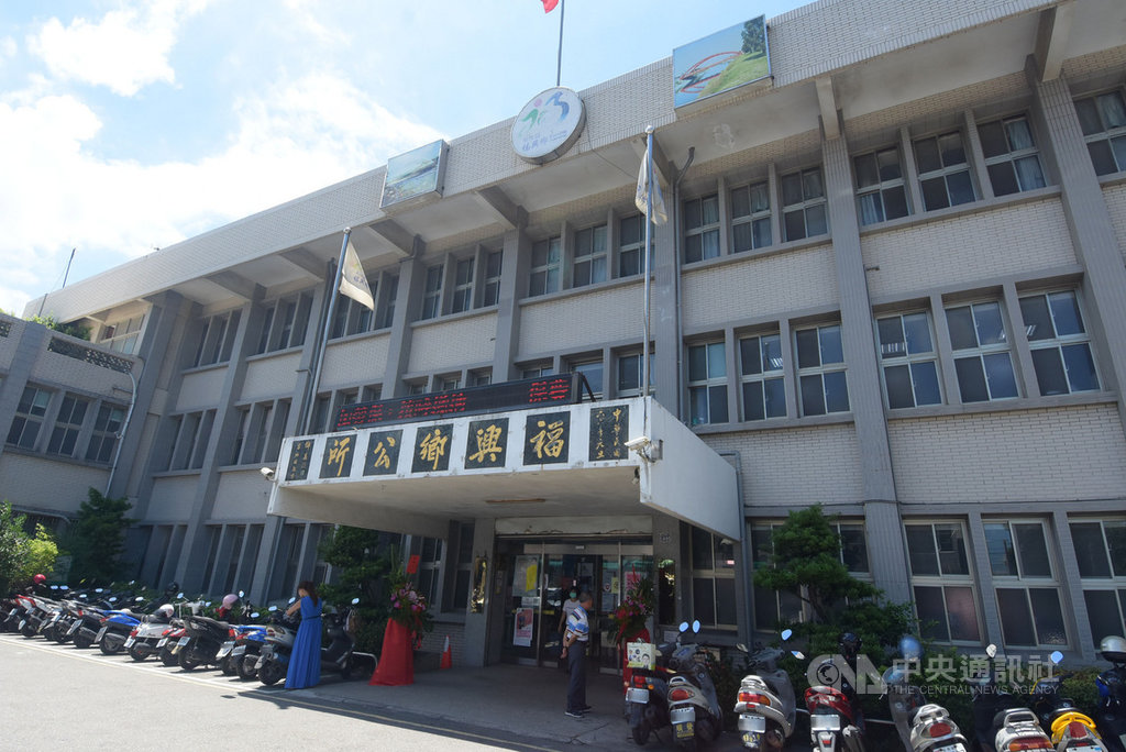 彰化縣福興鄉公所辦公廳舍(圖)使用逾40年,且因九二一地震受損,經爭取補助及公所自籌款,13日起拆除重建,新大樓將以綠建築進行設計、興建,節能減碳,盼成為福興鄉未來新地標。(彰化縣政府提供)中央社記者蕭博陽彰化縣傳真 109年8月13日