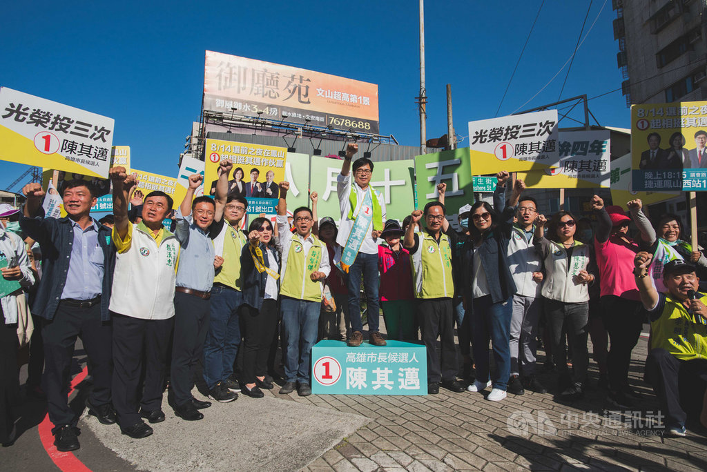 民進黨高雄市長補選候選人陳其邁(前中,台上)13日由多名黨籍立委陪同站路口拜票,衝刺選情。(陳其邁競總提供)中央社記者王淑芬傳真 109年8月13日