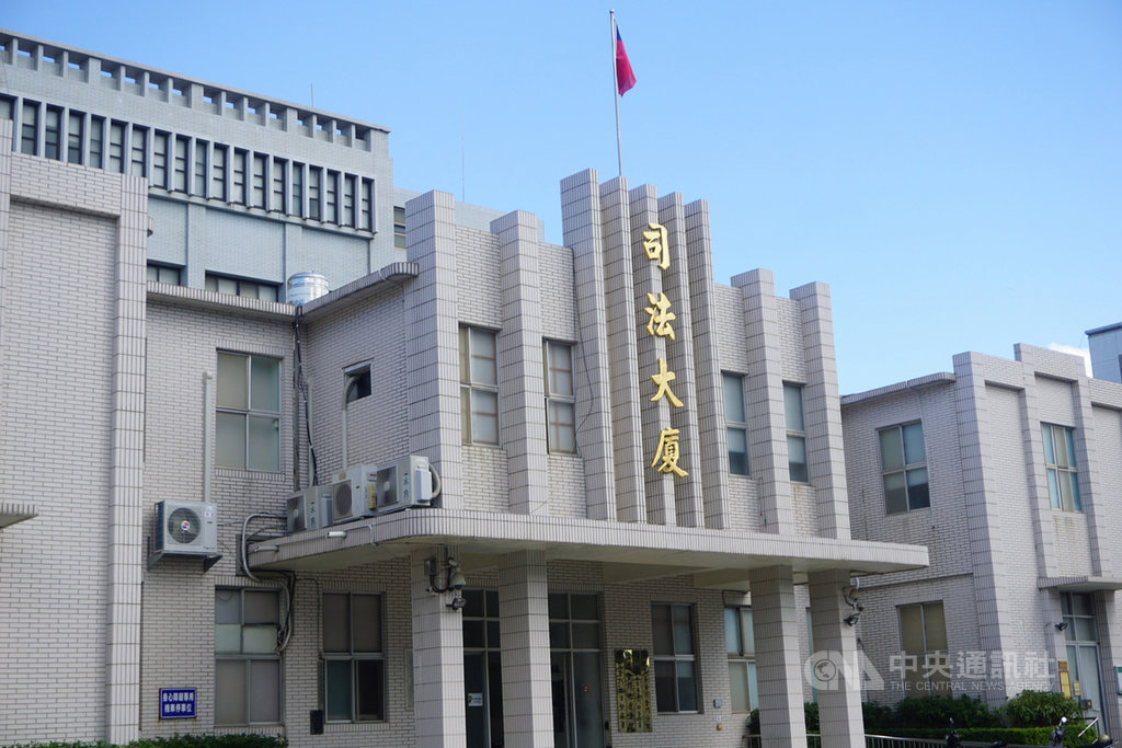 一名陸軍八軍團的游姓中校軍官涉嫌透過小三通貨運,向中國兜售情資,所幸相關單位及時攔查,跨海到台灣將他押解至金門;全案已進入司法程序。中央社記者黃慧敏攝 109年8月13日