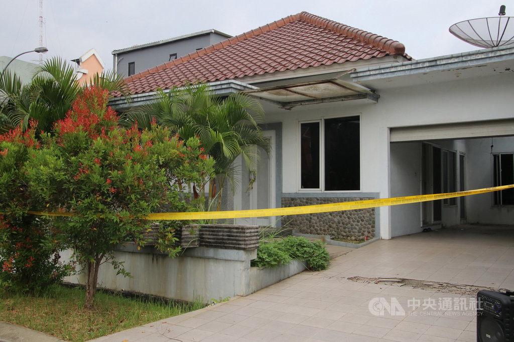 印尼許姓台商7月底在印尼西爪哇家中被殺害後棄屍,印尼警方13日押解嫌犯,到命案第一現場重建當時狀況。中央社記者石秀娟西爪哇芝卡朗攝 109年8月13日