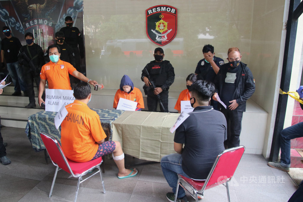 印尼許姓台商7月底遭殺害,印尼警方13日押解4名嫌犯,模擬他們當時策劃殺人的狀況。中央社記者石秀娟雅加達攝 109年8月13日