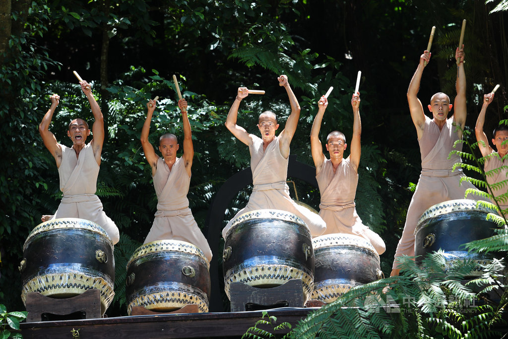 藝文團體「優人神鼓」位於台北市文山區的山上劇場遭祝融之災後週年,特別規劃「2020山之祭」藝術季,13日由山林儀式劇場「祭天」拉開序幕,表演者在山林間擊鼓,與自然光影巧妙結合。中央社記者王騰毅攝 109年8月13日