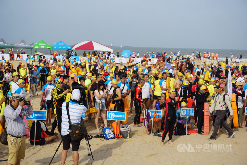 第18屆金門海上長泳活動「搶灘料羅灣」16日上午將在金湖鎮料羅灣八二據點登場,同時為後疫情時代經濟加溫,現場將擴大辦理園遊會。圖為108年活動畫面。中央社記者黃慧敏攝 109年8月13日