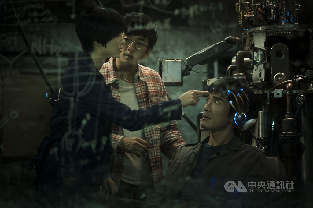 HBO Asia首部科幻戲劇「獵夢特工」線上媒體聯訪13日舉行,演員楊一展(右)表示,先前因親姊姊過世陷入低潮,見到這部探討腦意識的劇本,認為是上天給他的題材,因此決定試鏡,「想念姊姊,想和她說話」。(HBO Asia提供)中央社記者葉冠吟傳真 109年8月13日