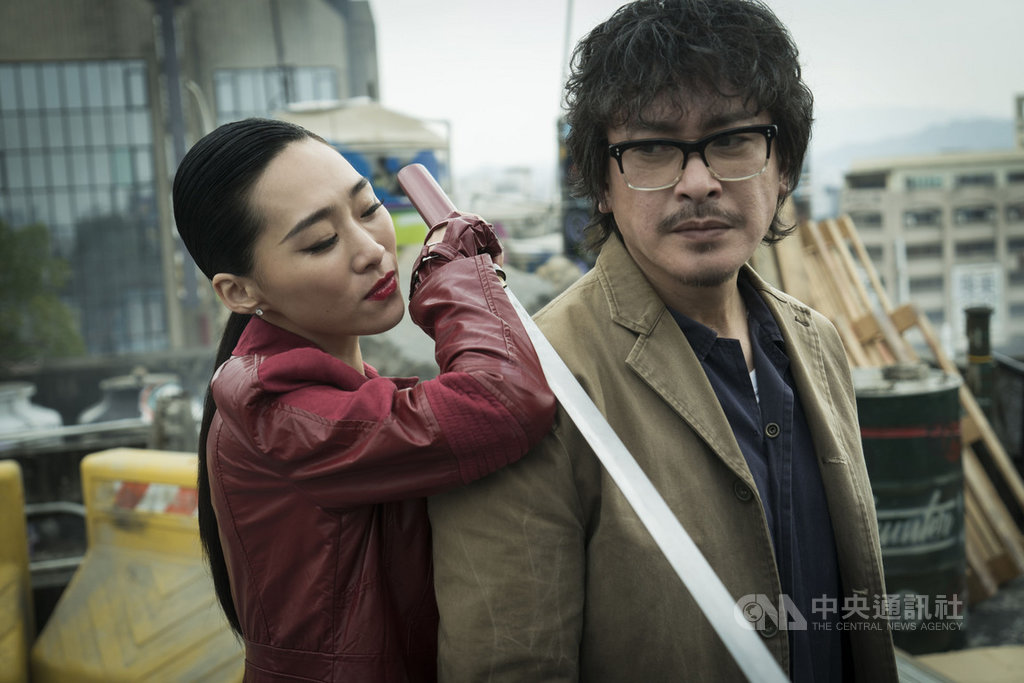 演員吳可熙(左)在戲劇「獵夢特工」中飾演神秘女子,和王識賢(右)有武打戲,吳可熙為此集訓2個多月,甚至背著武士刀在街頭行走、搭車,訓練自己像武功高深的武士。(HBO Asia提供)中央社記者葉冠吟傳真 109年8月13日