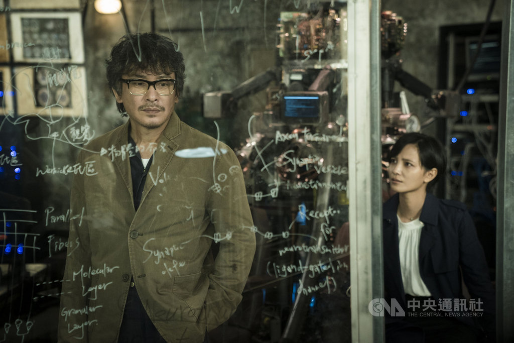 演員王識賢(左)和吳子霏(右)在戲劇「獵夢特工」中飾演父女,兩人有多場感情戲。(HBO Asia提供)中央社記者葉冠吟傳真 109年8月13日