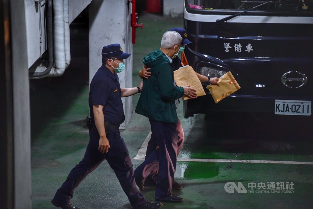 立委涉嫌收賄案,台北地方法院4日裁定被告李恆隆(綠衣者)羈押禁見,晚間李恆隆在員警戒護下,準備登上囚車。中央社記者王飛華攝 109年8月4日