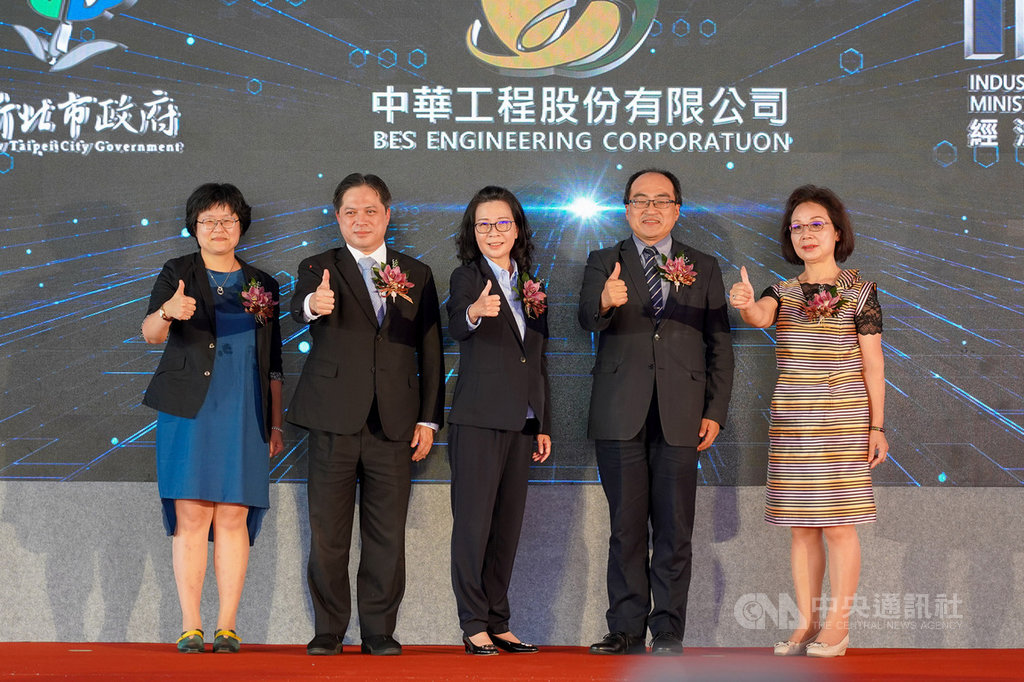 中華工程公司AI智慧產業園區13日在新北市土城工業區動土,將結合5G專網、雲端、物聯網、大數據管理分析及智能環控系統,成為AI標準工業園區,新北市副市長吳明機(左2)等人出席見證。(新北市經發局提供)中央社記者黃旭昇新北市傳真 109年8月13日