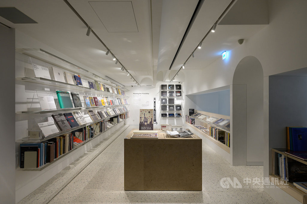 「建築與書的友誼」特展即日起至10月11日在文心藝所書店展出,呈現上百本與黑達克、博亞爾斯基相關的建築書籍。(Jr. Gang Architectural Lab提供)中央社記者鄭景雯傳真 109年8月13日
