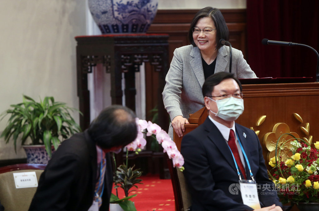 總統蔡英文(後)13日在總統府接見社團法人中國工程師學會109年度各項獎章得獎人及陪同人員,致詞時向獲獎者致意。中央社記者鄭傑文攝 109年8月13日
