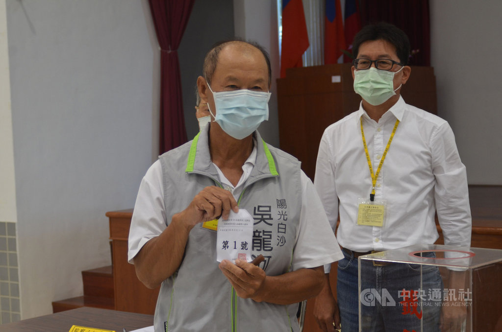 澎湖縣議會第19屆議員第3選舉區(白沙鄉)缺額補選,13日在澎湖縣選委會舉行號次抽籤作業,候選人吳龍河(左)抽中1號。中央社 109年8月13日