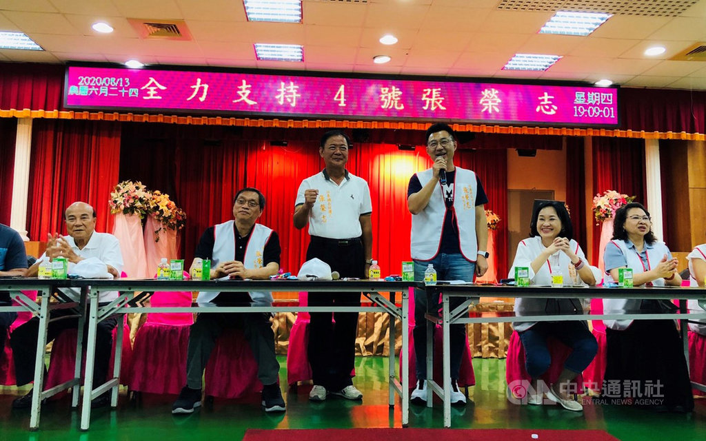 屏東縣恆春鎮長補選將於22日投票,目前有5人登記參選,選情緊繃,國民黨主席江啟臣(右3)13日率隊南下為黨籍候選人張榮志(左3)輔選。(國民黨提供)中央社 109年8月13日