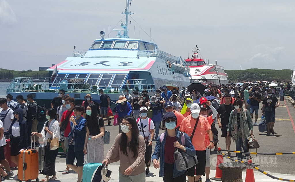 澎湖縣政府旅遊處13日表示,7月澎湖旅遊人次達29萬,遠勝去年同期的18萬2860人次。圖為109年8月1日澎湖港口碼頭遊客人潮。中央社 109年8月13日