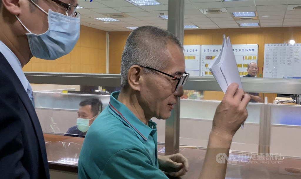前國會助理李易諴(中)等人涉共諜案被北檢依違反國家安全法起訴,台北地院13日下午裁定李易諴以新台幣6萬元交保。中央社記者林長順攝 109年8月13日