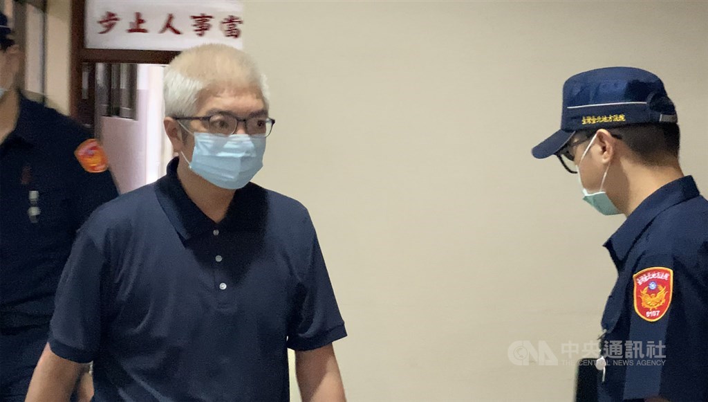 前國會助理陳惟仁(左)等人涉共諜案,北檢13日依違反國安法起訴,台北地方法院下午裁定陳惟仁以新台幣10萬元交保。中央社記者林長順攝 109年8月13日