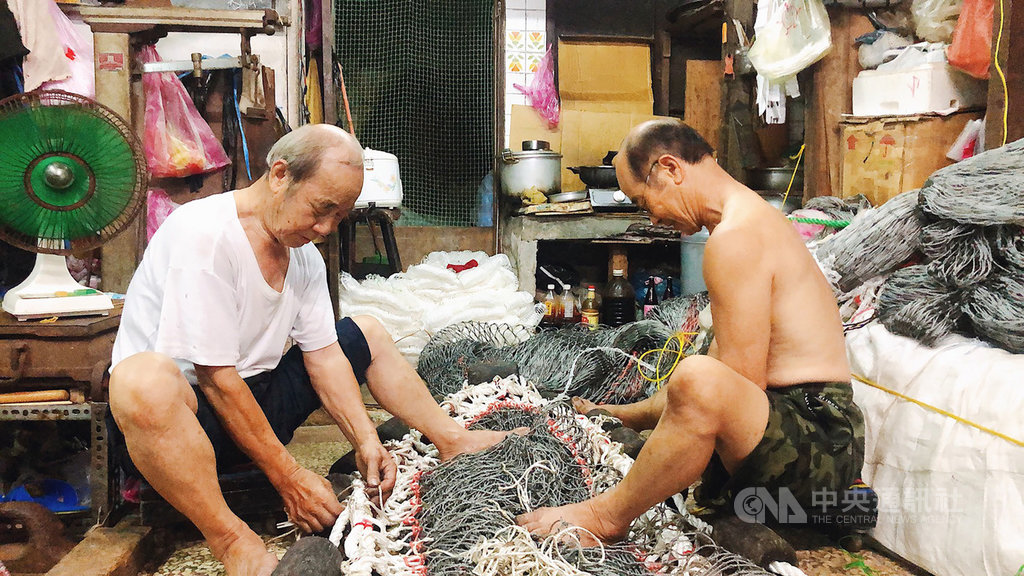 中華文化總會13日發布「匠人魂」系列影片第24部「草哥的漁網」,全片主角是在基隆正濱漁港有40年編織漁網經驗的「草哥」莊松雄(左)以及弟弟莊德興(右)。(文化總會提供)中央社記者王朝鈺攝 109年8月13日