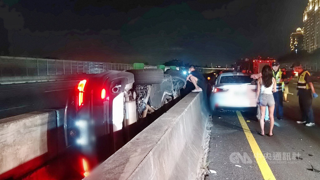 國道3號北上48公里新北樹林段13日晚間發生車禍,1人送醫,現場為2輛轎車與1輛休旅車撞擊,其中1輛轎車翻覆在分隔島內;研判是下班時間車流量大,未保持安全車距才釀禍。(翻攝畫面)中央社記者黃旭昇新北市傳真 109年8月13日
