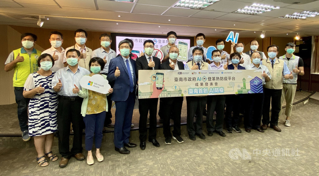 台南市政府「AI登革熱防疫平台」成果發表會13日舉行,透過AI(人工智慧)圖像辨識模型技術分析孑孓及卵粒數影像,可節省至少50%操作時間,辨識精準度更達95%。(台南市政府提供)中央社記者張榮祥台南傳真 109年8月13日