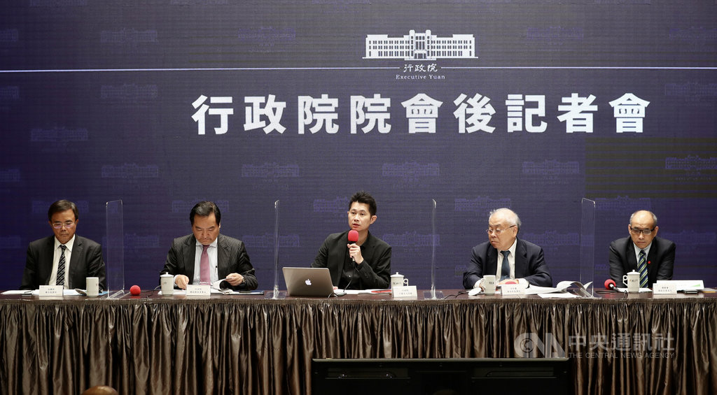行政院發言人丁怡銘(中)13日主持行政院會後記者會,政務委員羅秉成(左2)、主計總處主計長朱澤民(右2)、法務部次長蔡碧仲(左)、國發會副主委鄭貞茂(右)出席。中央社記者張皓安攝 109年8月13日