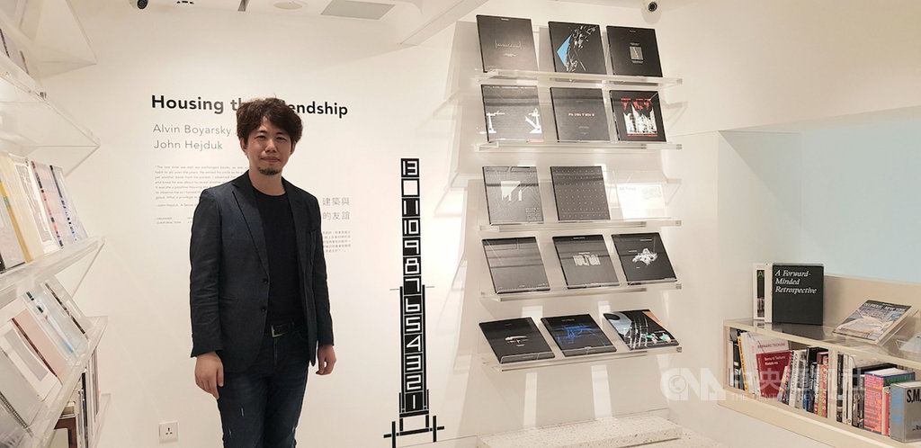 文心藝術基金會主導的文心藝所書店,邀實踐大學建築系助理教授暨Jr.Gang建築研究室主持人漆志剛(圖)共同策劃「建築與書的友誼」(Housing the Friendship)特展。中央社記者鄭景雯攝 109年8月13日
