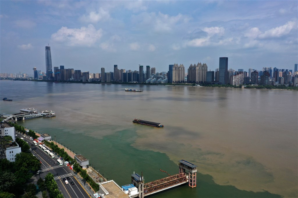中國今年洪澇不斷,官方13日公布統計表示已有6346萬人次受災。圖為長江中游水位持續回落,長江水呈現濁黃色,而漢江碧波蕩漾,出現「涇渭分明」的水上景觀。(中新社)