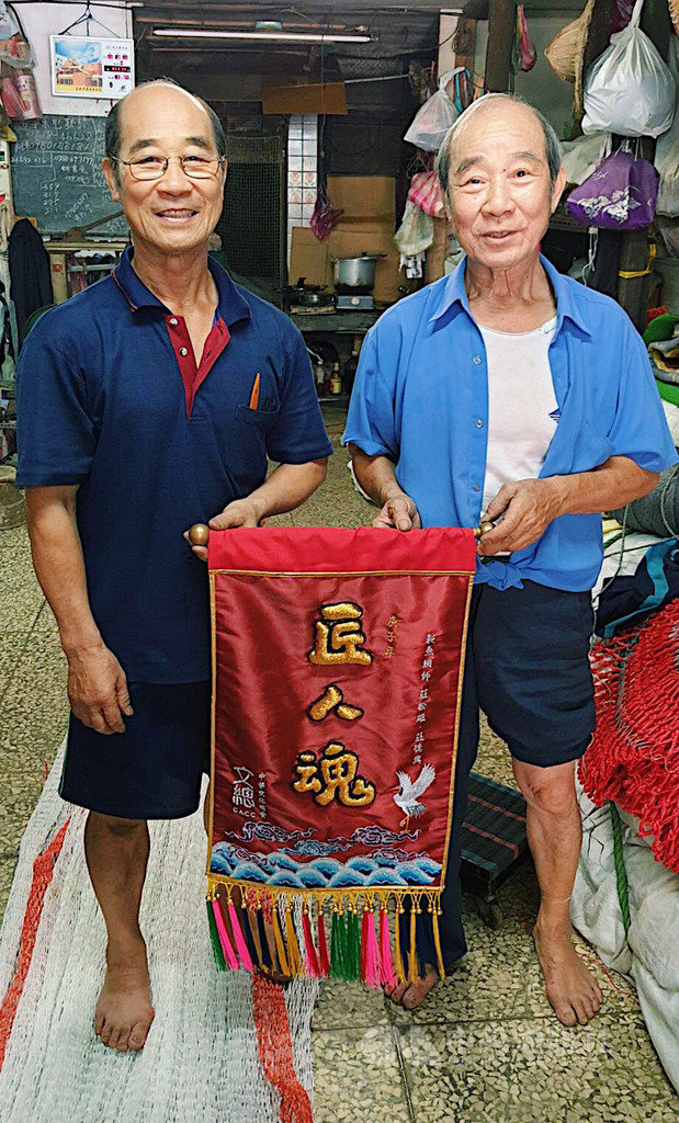 文化總會13日舉行「匠人魂」第24部「草哥的漁網」影片發布記者會,有40年手工編織漁網經驗的「草哥」莊松雄(右)多年來在基隆漁港日夜趕工修補漁網,他和弟弟莊德興(左)的職人精神被拍成影片。(文化總會提供)中央社記者鄭景雯傳真 109年8月13日