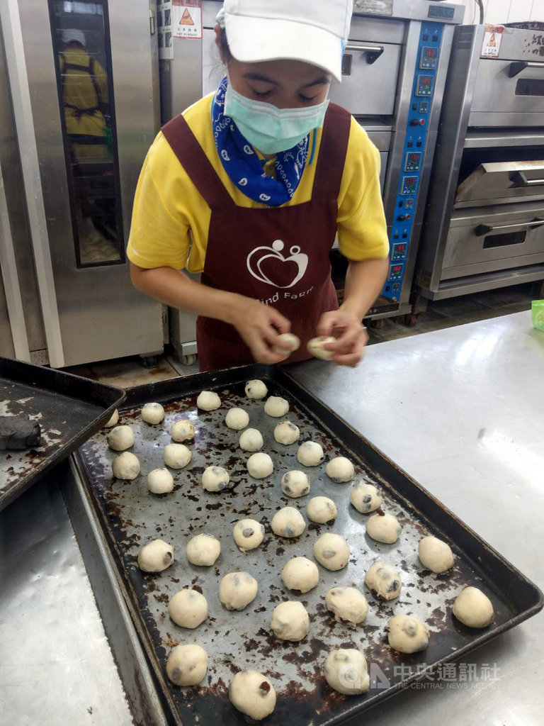 受到疫情衝擊,台東縣私立牧心智能發展中心5月推出的中秋月餅至今訂單仍掛零。中心主任許秋霞說,往年這個時候已有2成訂單,且很多大客戶會主動詢問,提前下單,今年異常冷清。中央社記者盧太城台東攝 109年8月13日