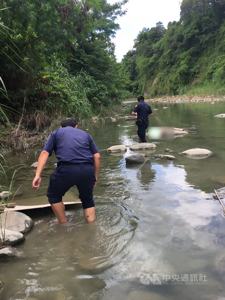 嘉義縣一名劉姓男子外出失聯,家屬報案協尋,警方與救難協會13日在中埔同仁村澐水溪床發現劉男遺體。(嘉義縣救難協會提供)中央社記者蔡智明傳真 109年8月13日
