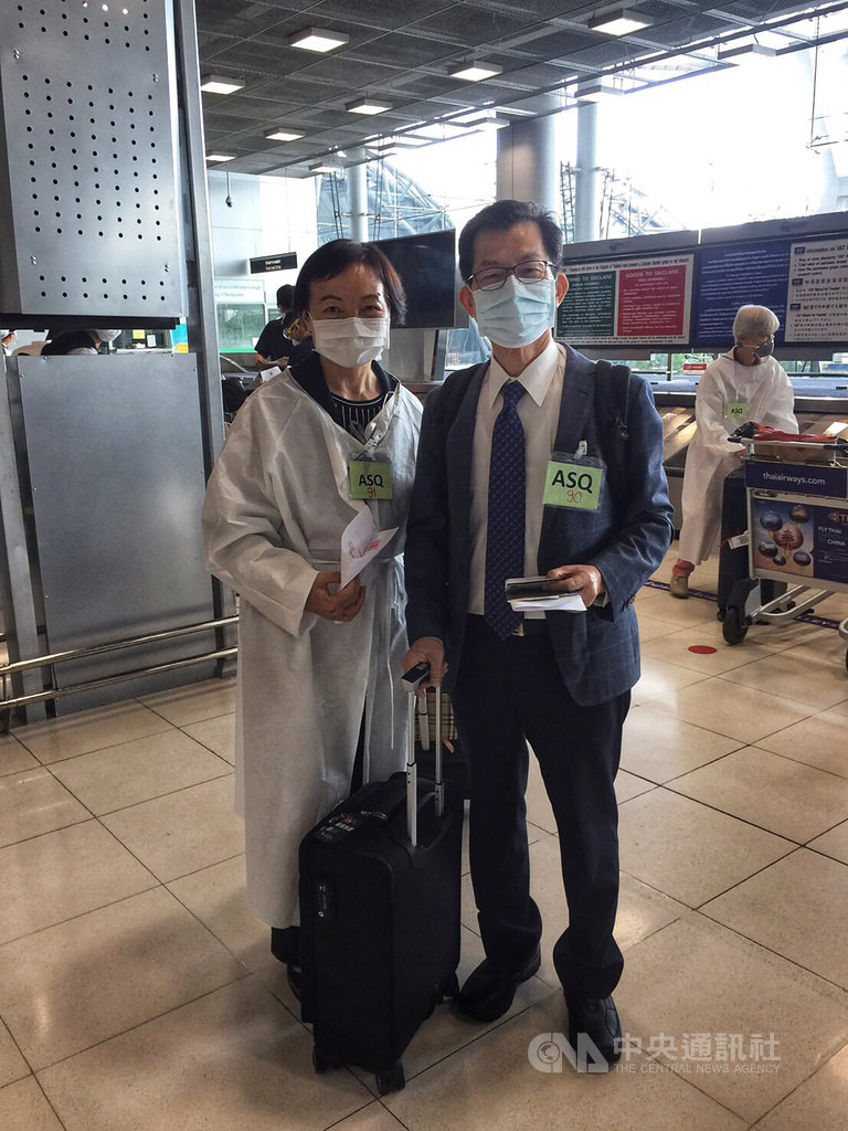 新任駐泰國代表李應元(右)13日偕太太抵達曼谷履新,入境後依照防疫規定入住指定防疫旅館隔離14天。(駐泰國代表處提供)中央社記者呂欣憓曼谷傳真 109年8月13日