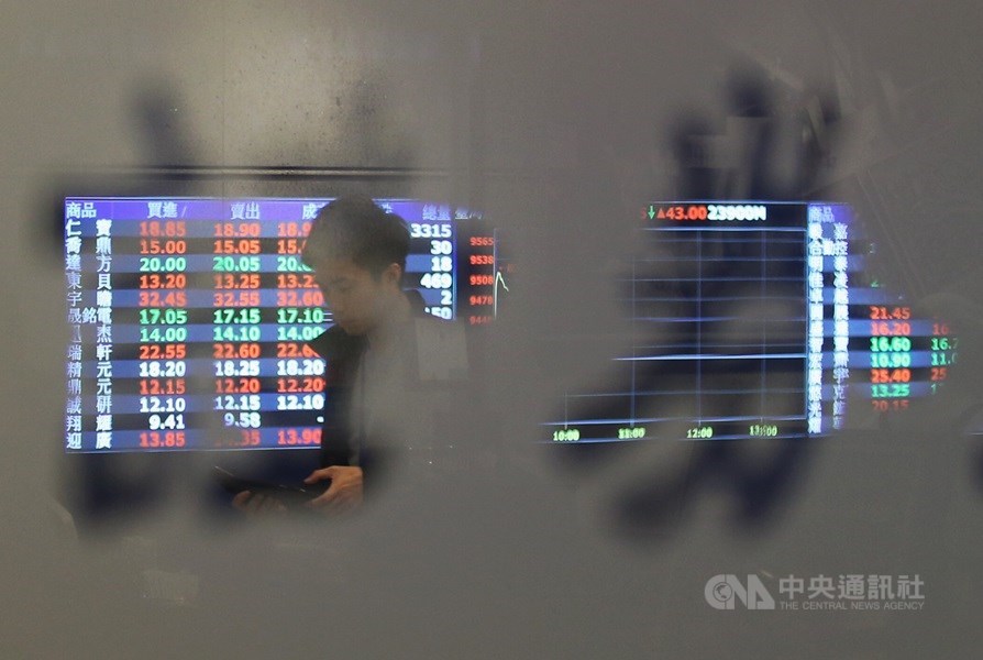 金管會13日表示,預估MSCI此次雙降台股權重將影響外資資金流出約2億美元。(折合新台幣約59.1億元)(中央社檔案照片)