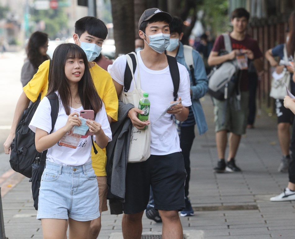 行政院會13日通過民法部分條文修正草案,將成年年齡由現行的20歲下修至18歲。圖為考完大學入學指定科目考試的考生。(中央社檔案照片)