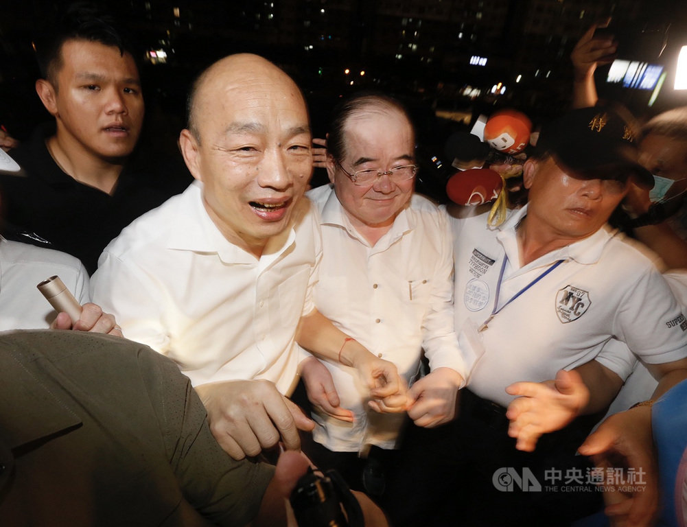 高雄市長補選選前之夜,國民黨候選人李眉蓁14日舉辦大型造勢晚會,前高雄市長韓國瑜(前左)晚間近9時抵達現場,在國民黨秘書長李乾龍(前右2)陪同下準備登台。中央社記者董俊志攝 109年8月14日