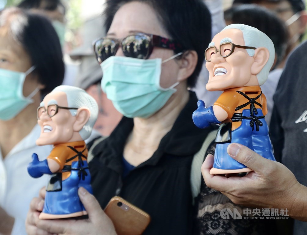 前總統李登輝14日上午在濟南教會進行入殮禮拜,民眾拿著李登輝公仔前來濟南教會外,向李登輝致意。中央社記者張皓安攝 109年8月14日