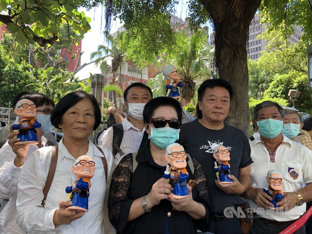 前總統李登輝追思禮拜14日上午在台灣基督長老教會濟南教會舉行,民眾在教堂外拿著李登輝公仔致意,送李登輝最後一程。中央社記者王飛華攝 109年8月14日