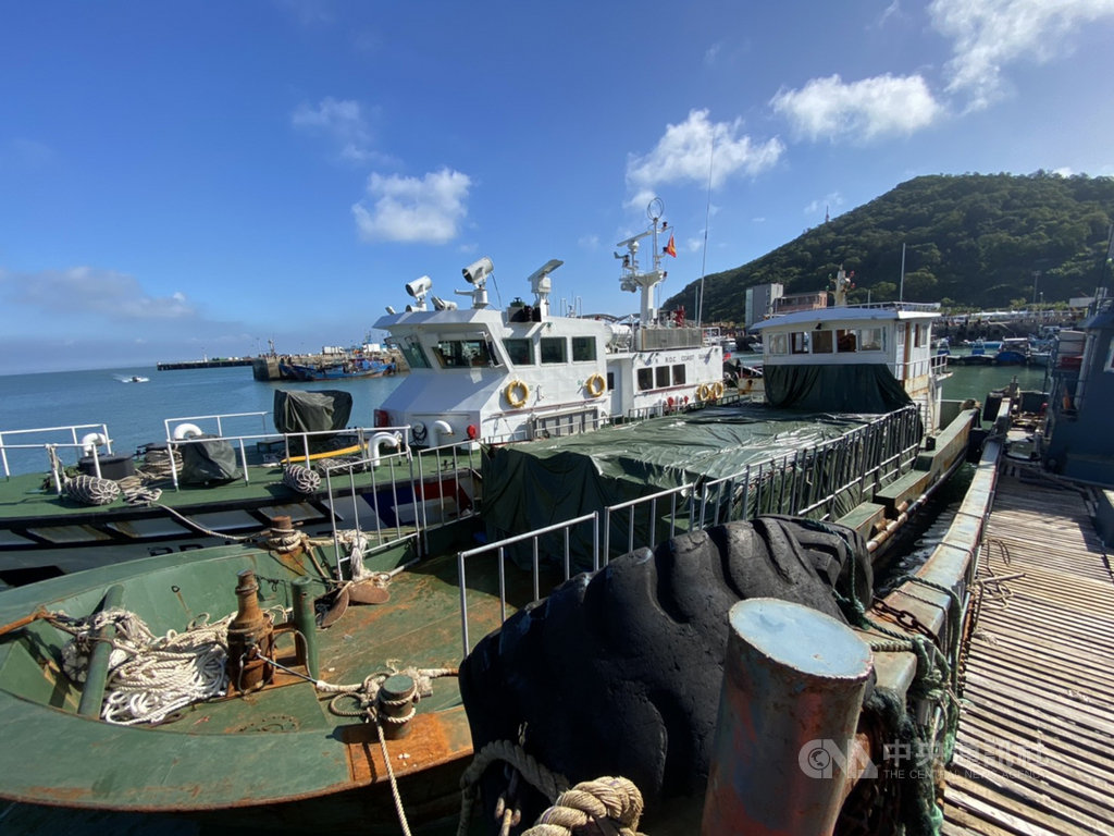 海巡署近日在馬祖海域緝獲走私菸船隻,運載1334箱,共68萬包未稅菸,是馬祖有史以來查獲最大筆的走私菸案。(海巡署第十海巡隊提供)中央社記者邱筠馬祖傳真 109年8月14日