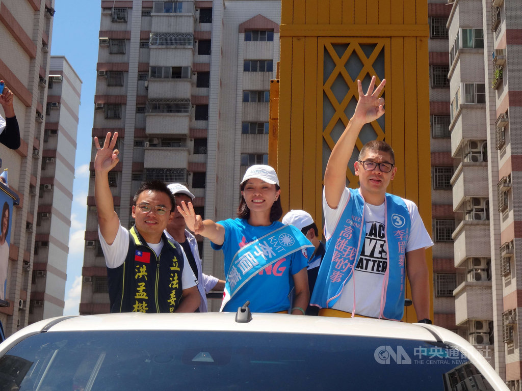 高雄市長補選倒數計時,國民黨中央委員連勝文(右)14日陪同黨籍候選人李眉蓁(中)進行車隊掃街拜票,爭取選民支持。中央社記者陳朝福攝 109年8月14日