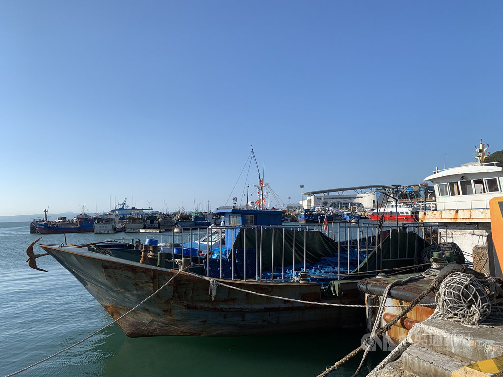 海巡署近日在馬祖海域緝獲走私菸船隻,12日晚間將大陸籍無船名貨船押返福澳港,並請連江縣衛生福利局派員檢疫,避免防疫破口。(海巡署第十海巡隊提供)中央社記者邱筠馬祖傳真 109年8月14日