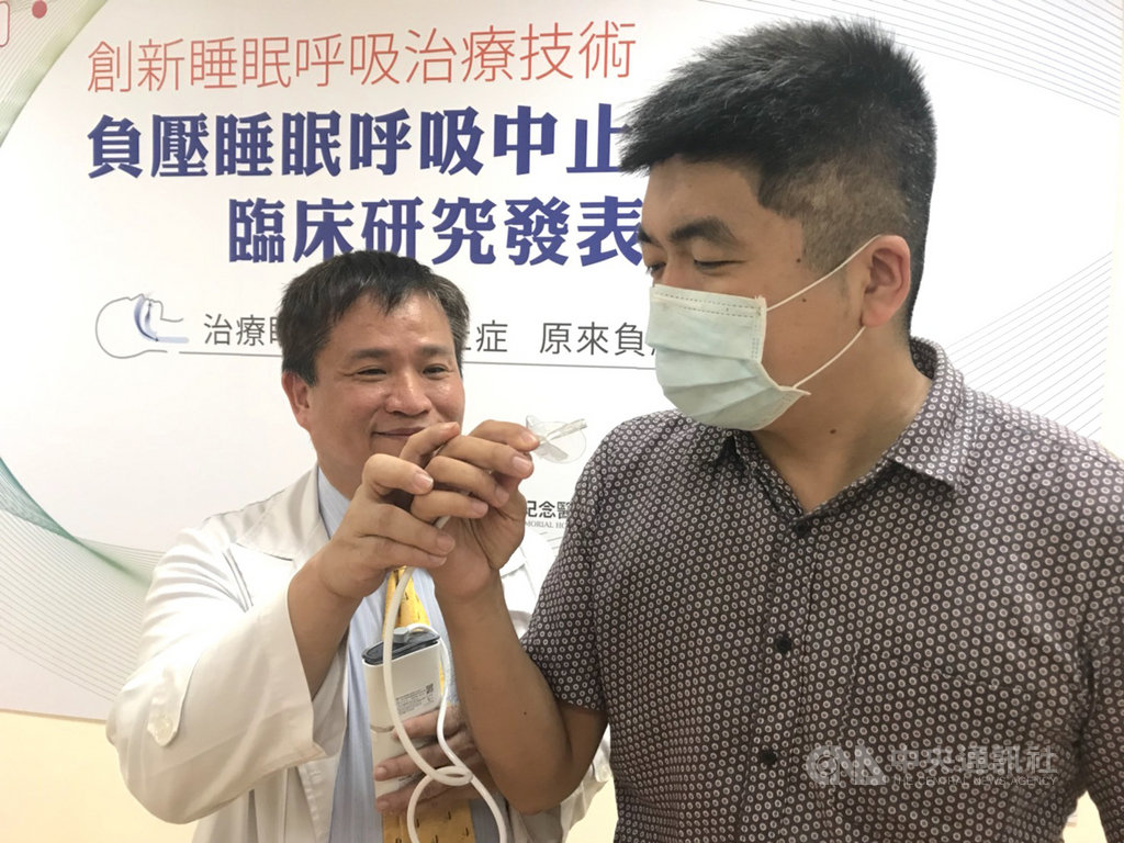 鼾聲如雷、越睡越累當心是睡眠呼吸中止症徵兆,新光醫院睡眠檢查中心主任林嘉謨(左)表示,全台約2成中年男女有睡眠呼吸中止症問題,呼籲患者應盡早就醫治療。中央社記者張茗喧攝 109年8月14日