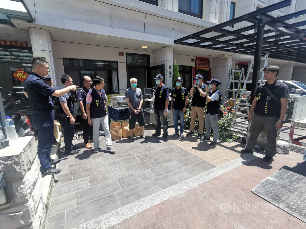 雲林檢警13日破獲以7旬蘇姓男子(中白髮者)為首的偽造集團,蘇男盼成有錢人,多年來不只多次因偽造國幣入獄服刑,近日更假造振興三倍券,還沒販售就被查獲。(警方提供) 中央社記者姜宜菁傳真 109年8月14日