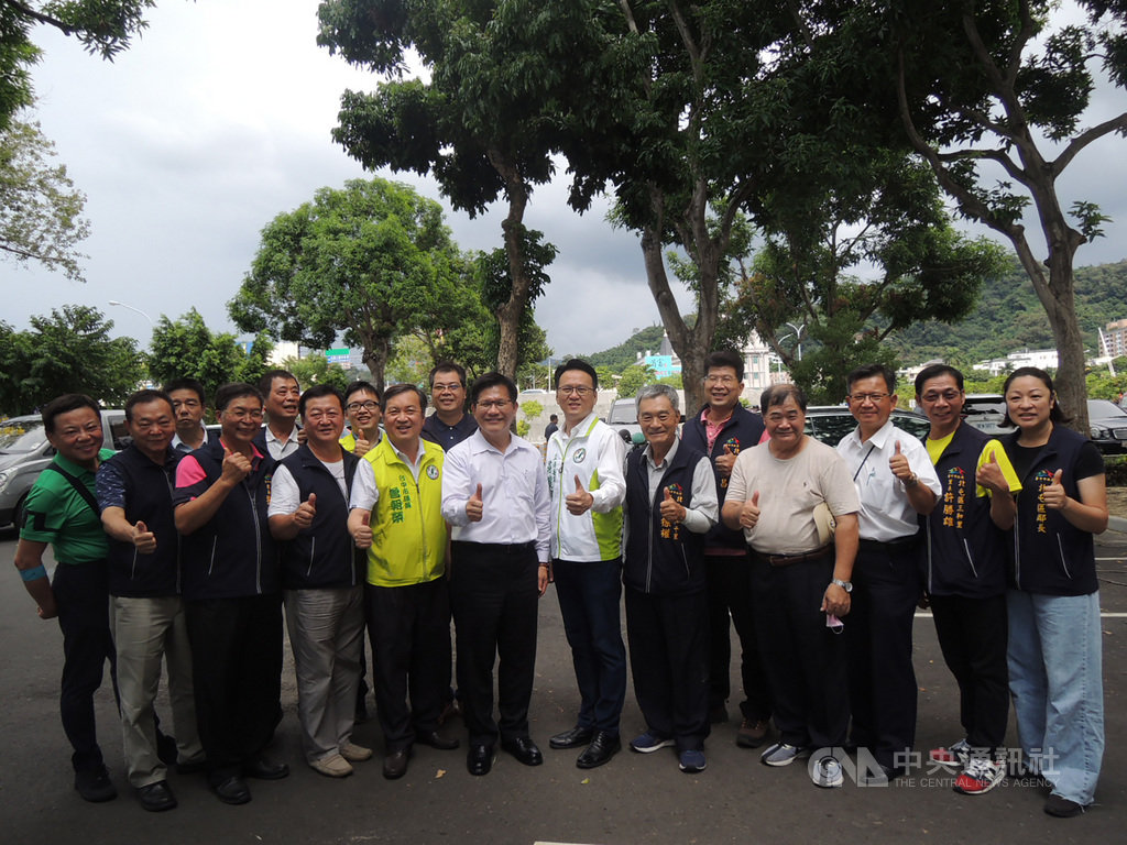 交通部長林佳龍(前左6)14日應民進黨立委莊競程(前左7)邀請,到台中市北屯區與當地里長一起會勘捷運綠線延伸線。中央社記者郝雪卿攝 109年8月14日