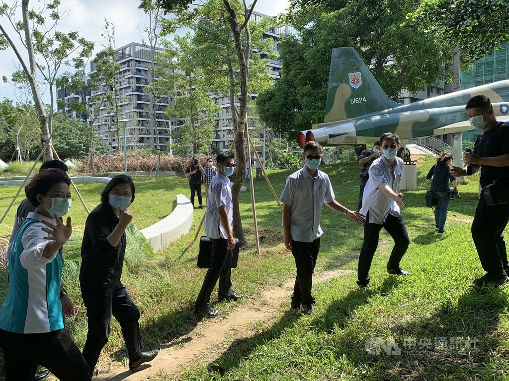 總統蔡英文(左2)14日在台南行程滿檔,下午前往南區水交社文化園區參訪,觀看退役戰機。中央社記者張榮祥台南攝 109年8月14日