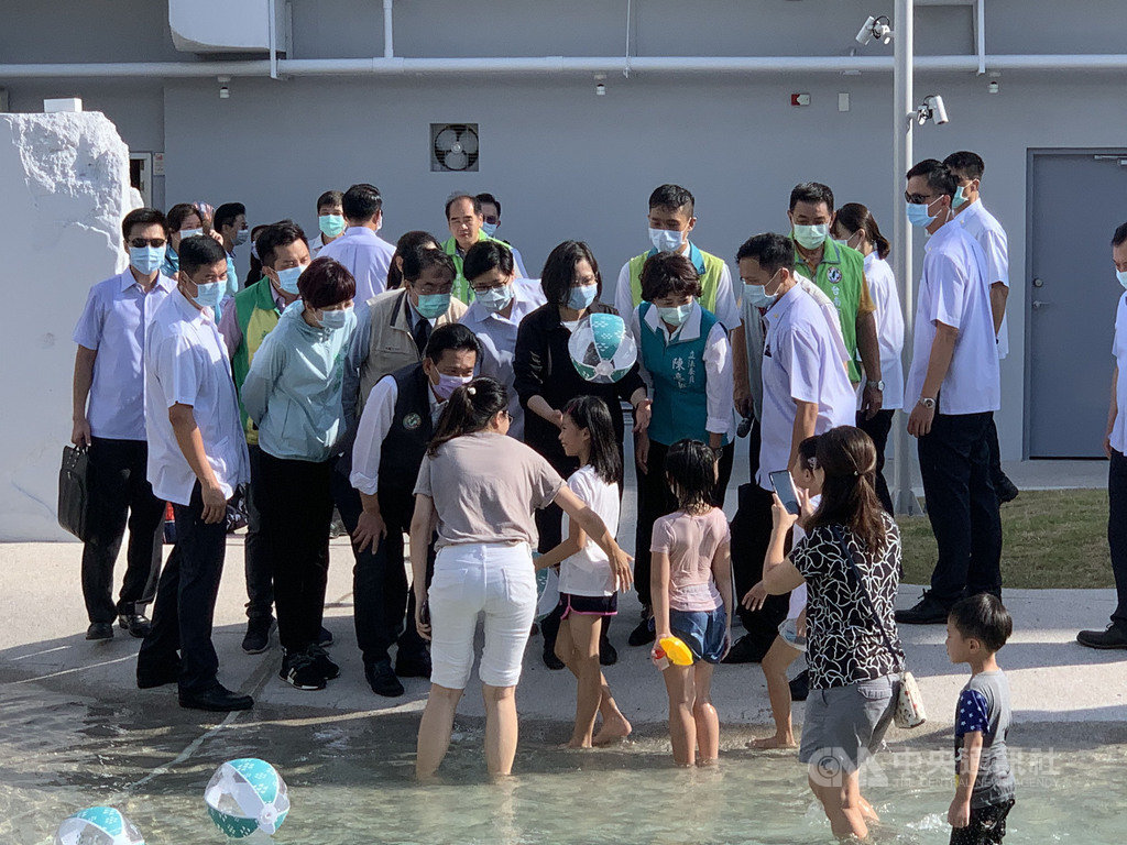 總統蔡英文(中)14日在台南行程滿檔,下午參訪中西區河樂廣場,並與現場戲水的小朋友互動。中央社記者張榮祥台南攝 109年8月14日