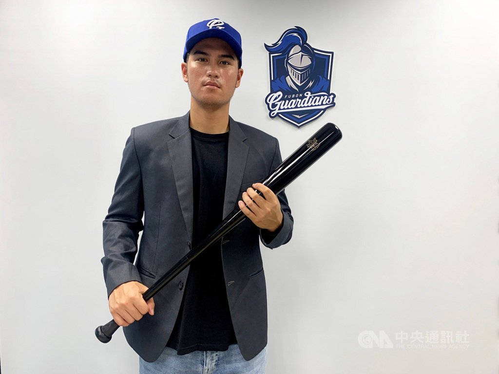 中職富邦悍將隊今年季中選秀第3輪指名陳真,球團14日宣布,雙方以簽約金新台幣330萬元、月薪9萬元及激勵獎金30萬元的條件,簽下1.5年合約。(富邦悍將提供)中央社記者楊啟芳傳真 109年8月14日