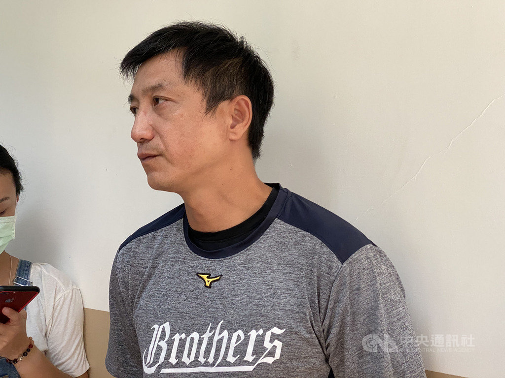 中職中信兄弟雖然已獲上半季冠軍,不過近況不佳,下半季目前墊底,教頭丘昌榮(圖)表示,這陣子讓不同選手上場試試看,以及保護黃恩賜是關鍵,不過會讓陣容盡快固定。中央社記者楊啟芳攝 109年8月14日