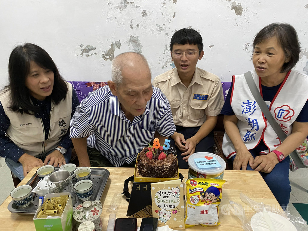 澎湖縣榮服處替代役男陳品丞(右2)得知14日剛好是陳姓榮民85歲生日,特別準備蛋糕和卡片送給他,安排眾人一同慶生,讓陳姓榮民驚喜又感動,場面溫馨。(澎湖榮服處提供)中央社 109年8月14日