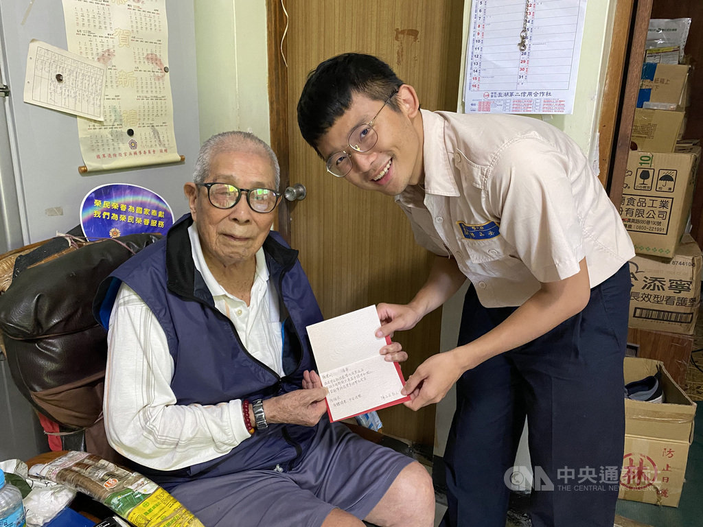祖父母節即將到來,澎湖縣榮服處志工與服務人員趕在節日前分赴轄內老榮民家中協助清理環境、致贈民生用品,榮服處替代役男陳品丞(右)並送上手寫卡片,祝福老榮民健康平安,讓長輩們相當窩心。(澎湖縣榮服處提供)中央社 109年8月14日