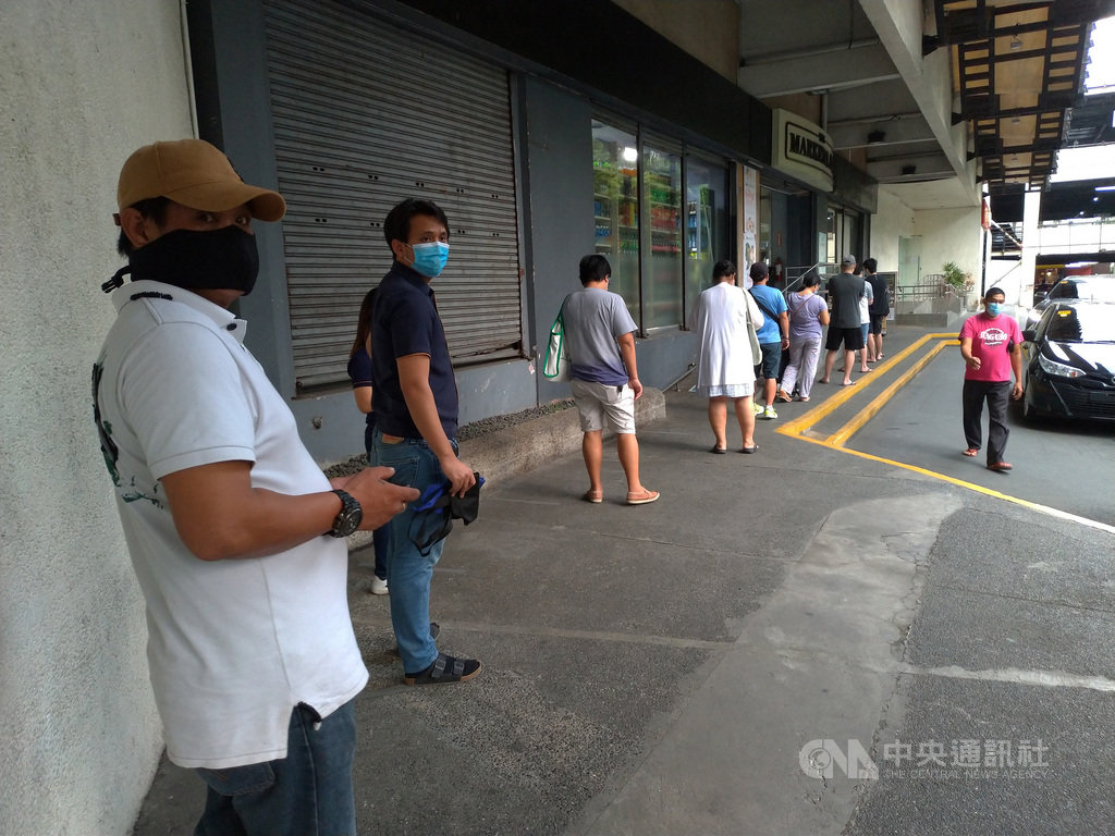 菲律賓衛生部14日通報,境內新增6216例確診病例,創下東南亞迄今以來單日新增確診數第3高。圖為馬尼拉民眾3日排隊等待進入超市採購時,遵照規定保持社交距離。中央社記者陳妍君馬尼拉攝 109年8月14日