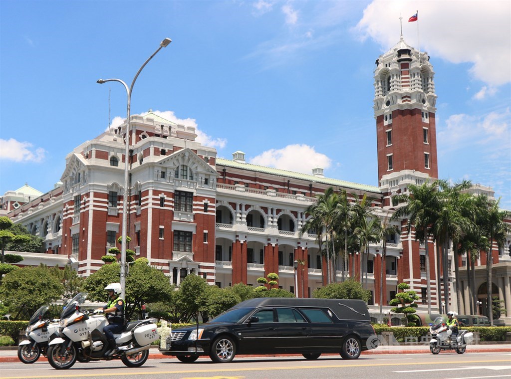 前總統李登輝14日上午在濟南教會進行入殮禮拜後,移靈車隊在警車前導護衛下,繞總統府一周進行最後巡禮。中央社實習記者賴昀岫攝 109年8月14日