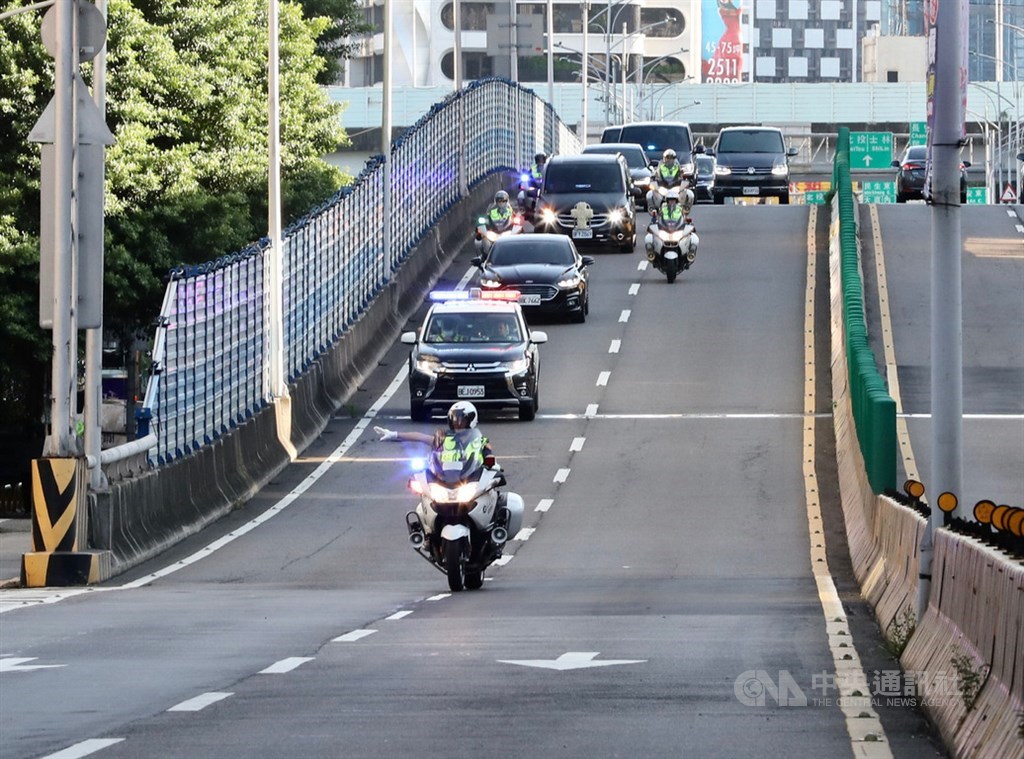 前總統李登輝入殮禮拜14日上午舉行,移靈車隊從台北榮總出發,在警用機車開道下,緩緩前進。中央社記者張皓安攝 109年8月14日